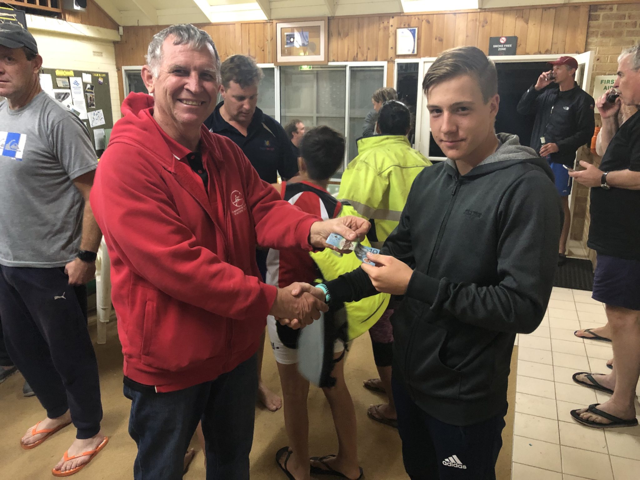 Tuesday 30th April 2019 : Tonight’s photo shows club member David Brown presenting Noah Boldy with the winners cash. 