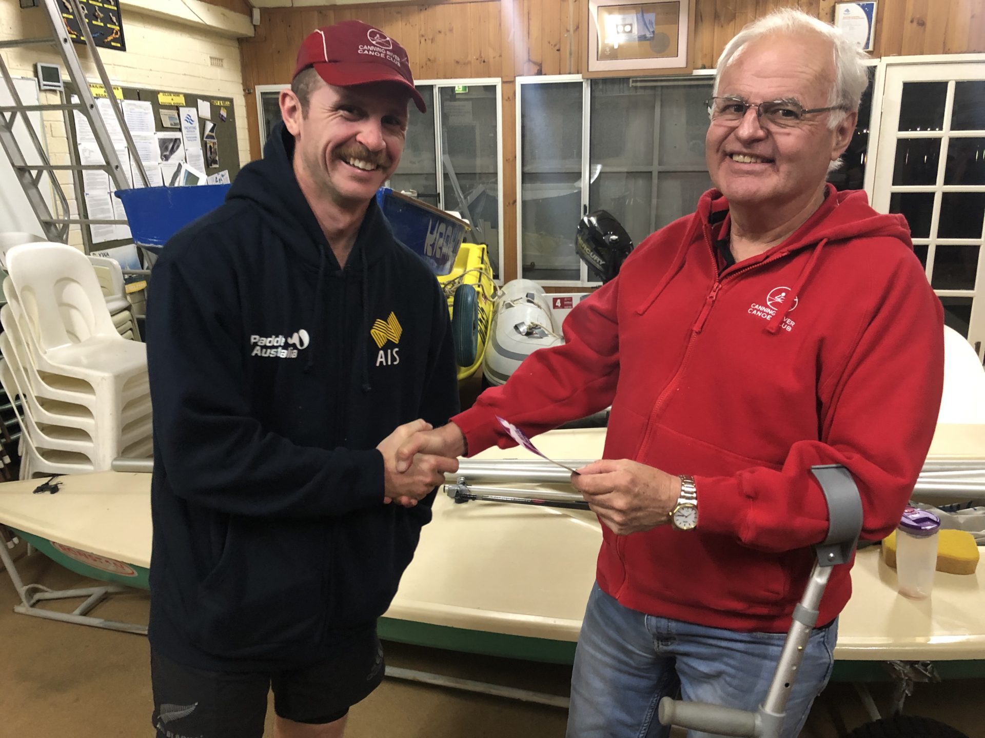 Tuesday 24th September 2019 : Tonight’s photo shows club member Les Semen presenting Mike Laloli with the winners movie voucher. 
