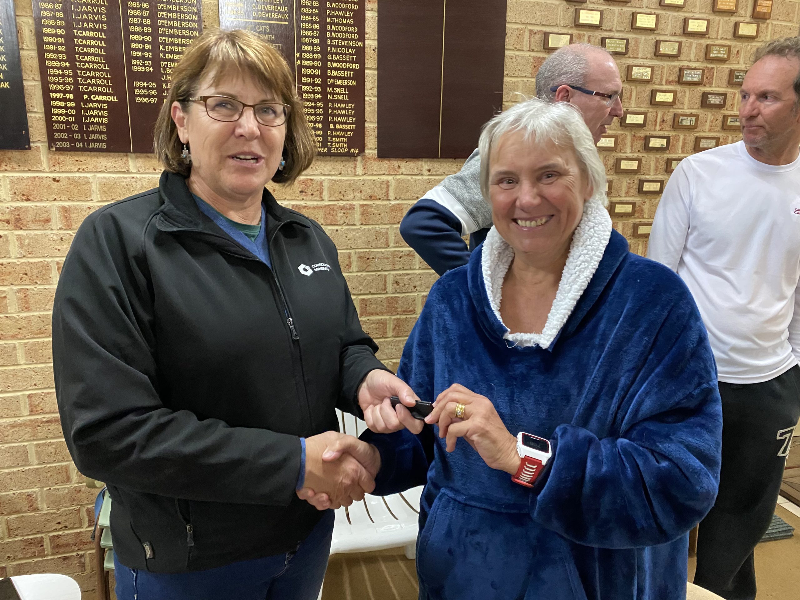 Tuesday 28th July 2020 : Tonight’s photos shows club Treasurer Simone Burge presenting Eve McNicol with a Boat number holder.