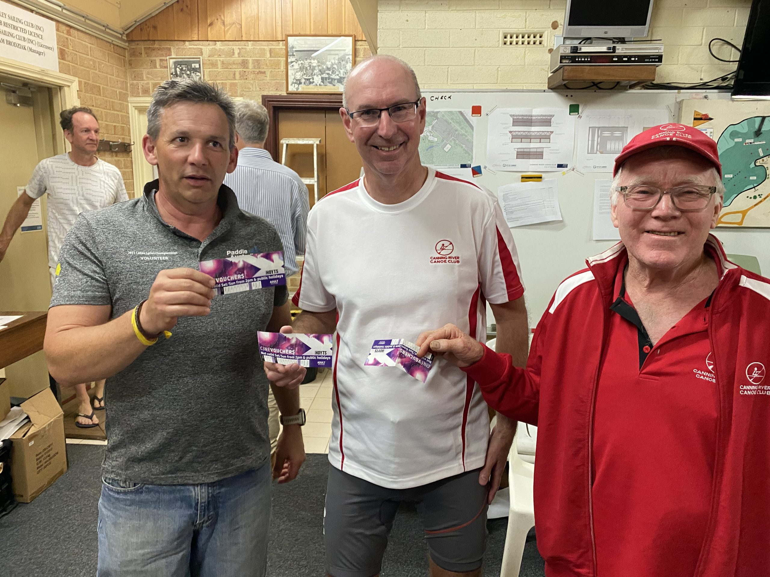 Tuesday 21st September 2021 : Tonight’s photos shows Club member David Boldy who came second presenting tonight’s winners David Urquhart and David Gardiner with a movie voucher.