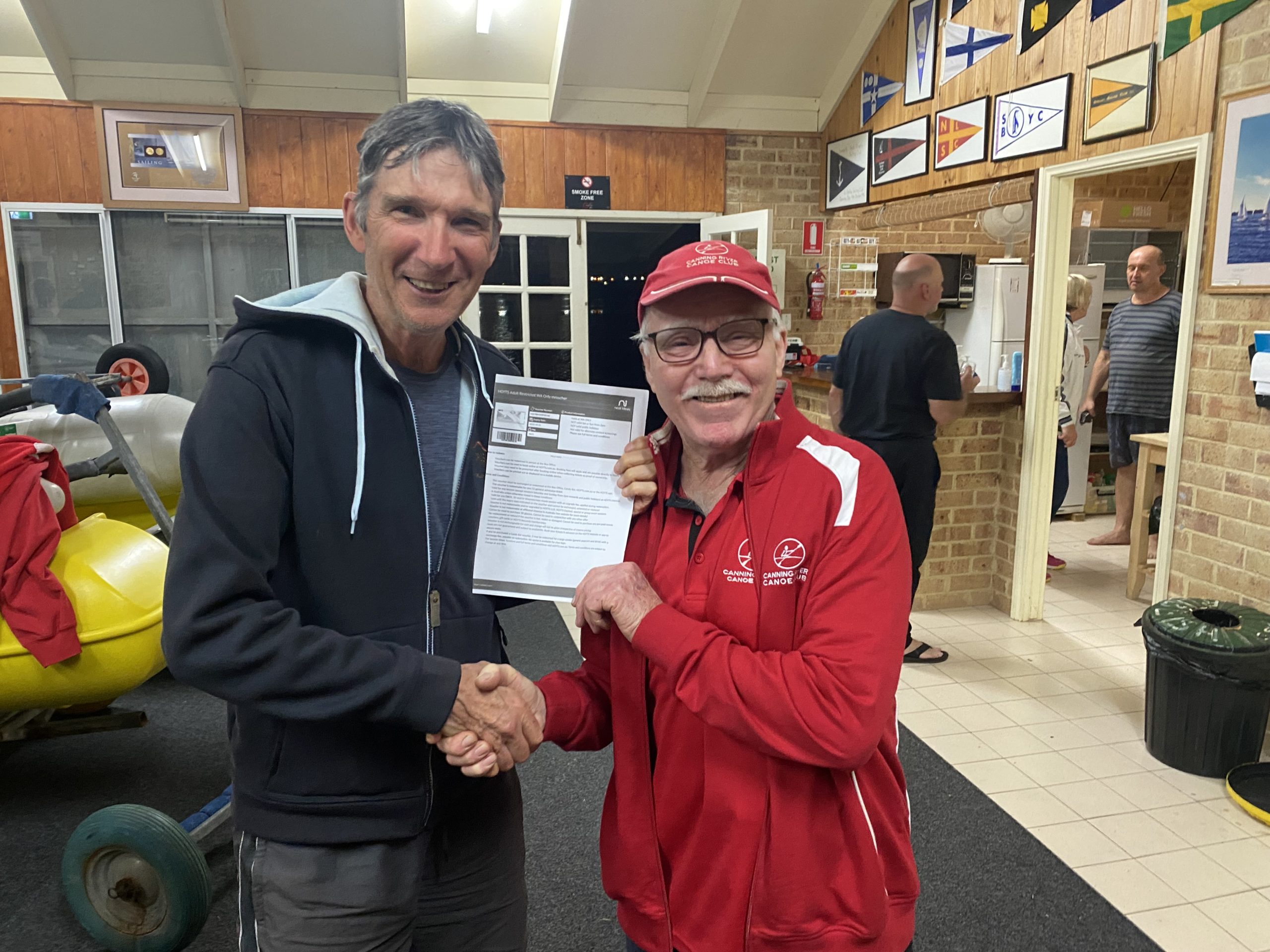 Tuesday 27th September 2022 : Tonight’s photo shows club member Dean Wingfield presenting tonight’s winner David Gardiner with a movie voucher.